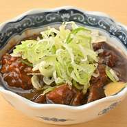 名古屋のソウルフード「どて煮」は、当店で味わえる名物料理の一つです。八丁味噌をベースにした濃厚な煮込み汁が、牛すじやこんにゃくにじっくりと染み渡り、奥深いコクと旨味を引き出します。