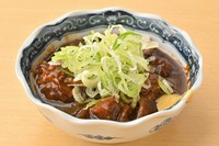 名古屋のソウルフード「どて煮」は、当店で味わえる名物料理の一つです。八丁味噌をベースにした濃厚な煮込み汁が、牛すじやこんにゃくにじっくりと染み渡り、奥深いコクと旨味を引き出します。