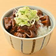 八丁味噌の濃厚な風味が染み込んだ牛すじとご飯の絶妙な組み合わせが楽しめる、名古屋の名物ご飯です。当店では、コク深いどて煮をたっぷりとご飯にかけ、さらにネギや七味を添えて、香り高い一杯に仕上げました。