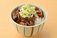 八丁味噌の濃厚な風味が染み込んだ牛すじとご飯の絶妙な組み合わせが楽しめる、名古屋の名物ご飯です。当店では、コク深いどて煮をたっぷりとご飯にかけ、さらにネギや七味を添えて、香り高い一杯に仕上げました。