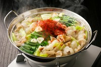 新鮮なもつを使用し、じっくりと炊き上げた当店自慢のもつ鍋。ぷるんとした食感と濃厚な旨みが、特製スープに溶け出し、最後の一滴まで飲み干したくなる美味しさです。