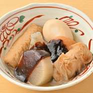 名古屋名物の八丁味噌を使った濃厚な味噌だれが特徴です。当店では、大根や玉子、こんにゃくなど、定番のおでん具材を厳選して盛り合わせ、じっくり煮込んで味を染み込ませました。