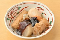 名古屋名物の八丁味噌を使った濃厚な味噌だれが特徴です。当店では、大根や玉子、こんにゃくなど、定番のおでん具材を厳選して盛り合わせ、じっくり煮込んで味を染み込ませました。