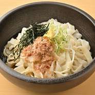 幅広の麺が特徴で、つるりとした喉ごしとしっかりとしたコシが楽しめます。特製のぶっかけつゆをたっぷりとかけ、季節の野菜や天ぷらを添えてボリューム満点に仕上げました。