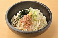 幅広の麺が特徴で、つるりとした喉ごしとしっかりとしたコシが楽しめます。特製のぶっかけつゆをたっぷりとかけ、季節の野菜や天ぷらを添えてボリューム満点に仕上げました。