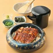 名古屋の伝統的な食べ方を楽しめる贅沢な一品です。香ばしく焼き上げた鰻を、まずはそのまま、次に薬味を加えて、最後に出汁をかけてお茶漬け風にと、三度の味わいをお楽しみいただけます。