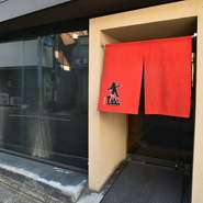 赤い暖簾が目を引く、黒を基調としたスタイリッシュな外観。一歩中に足を踏み入れると、京都と韓国の文化を融合させた幻想的で雅な空間が広がっています。