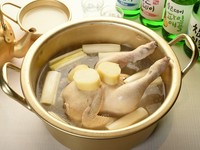 半羽（1～2人前）2,680円鶏一匹という意味の国産若鶏丸一匹の水炊き。自家製の秘伝薬味でどうぞ！