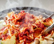 ソーセージ、スパム、インスタント麺入りプデチゲ or 韓国風もつ鍋のコプチャンチョンゴル どちらも旨辛！