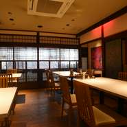 築約100年の歴史を感じさせる京町屋をモダンに改装した店内