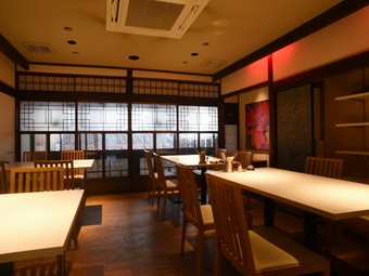 築約100年の歴史を感じさせる京町屋をモダンに改装した店内