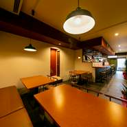 座り心地のいいソファを設置したテーブル席、気軽に過ごせるカウンター席など、ゆったりとした空間に様々な客席を用意しています。グループ、カップル、お一人様などでどんなシーンでもくつろげるお店です。