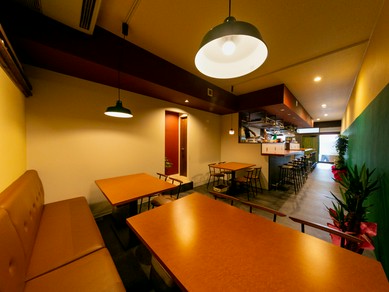 ゆったりとした空間が広がる店内で、くつろぎながら過ごせる