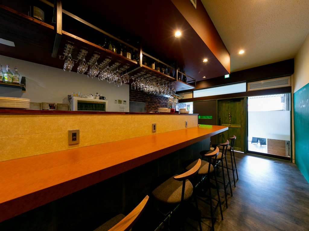 充実したカウンター席で一人酒も味わえる、仕事帰りにフラッと