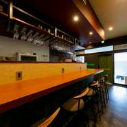 調理風景やスタッフとの会話も楽しめるカウンター席が充実しています。居心地がいいので、厳選されたワインとこだわりの料理で一人酒も心置きなく味わえる場所。仕事帰りなどにフラッと立ち寄りましょう。