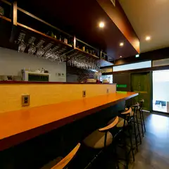 充実したカウンター席で一人酒も味わえる、仕事帰りにフラッと