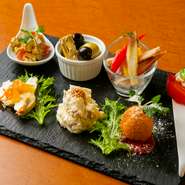 その日に仕入れた新鮮な食材で作る華やかな前菜を盛り合わせました。3種、5種、7種から選べるので、お好みや人数に合わせて味わえます。多種多様な味を一度に楽しめるCPの高い一品。