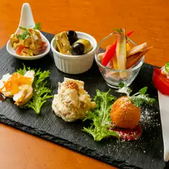 その日に仕入れた新鮮な食材で提供する『前菜盛り合わせ』