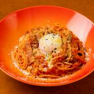 季節の食材をふんだんに使ったシェフオススメのパスタ。お一人様で平らげても、みんなでシェアしても、お腹いっぱいになります。