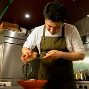 食べて美味しい料理を提供することはもちろんのこと、「楽しかった、また来たい」と思っていただける空間作りを心がけています。お客様にいかに満足していただけるか配慮することも重要です。