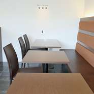 ランチは曜日ごとに替わる3種類のセットメニューがあります。特に『自家製オートミールブレッドサンド』は人気のメニューです。14時までがランチタイムなので、少し遅めのブランチにも間に合いそう。