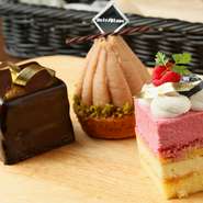 小さな子供から年配の方まで、幅広い世代が味わえるようにと、素材選びには特にこだわっています。特に、飼料に一切の遺伝子組み換え食材を使用しない、三重県産NON-GMO卵は希少な卵です。