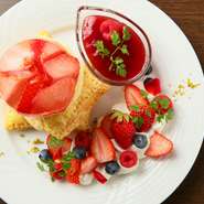 苺やぶどう、オレンジ、りんごなど、四季折々のフルーツを使った魅力的なケーキが期間限定で登場します。旬を迎えたからこそ感じる芳醇な旨み。ショーケースを眺めれば、季節の到来を感じられることでしょう。