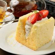 NON-GMO卵と愛知県産小麦で焼き上げるふわっふわのシフォンケーキに、厳選した北海道産生クリームと旬のフルーツをサンド。見た目は大きいですが、しつこさのない優しい甘さで一人でも完食できます。（イチゴ）