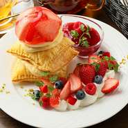 苺が美味しい時期限定のメニューです。オーダーを受けてから焼き上げる熱々のパイ生地の上には、たっぷり苺とバニラビーンズをふんだんに使用した自家製バニラアイス。酸味のきいた熱々ベリーソースでいただきます。