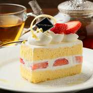 NON-GMO卵・北海道産バターをふんだんに使用した香り豊かなジェノワーズが自慢です。試作中は、オーブンの火力など些細なことでふわふわに膨らまなかったことも。ようやく完成した当店だけのショートケーキです。