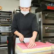 ショーケースに並んだ中から、どれにしようかと選ぶ時間も洋菓子が持つ魅力の一つ。だからこそ、色鮮やかなデコレーションも細部にまでこだわります。スイーツを介し、お客様と繋がれることがモットーです。