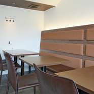 ランチやカフェを満喫できる、イートインスペースを設けています。焼き菓子が豊富に揃っているので、手土産にも最適。記念日や誕生日にふさわしいホールケーキも、ご予約で承っています。