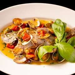 魚介の旨みがギュッと詰まったスープが絶品『ナポリ伝統料理“アクアパッツァ”』