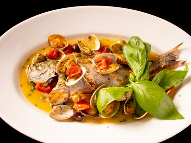 魚介の旨みがギュッと詰まったスープが絶品『ナポリ伝統料理“アクアパッツァ”』