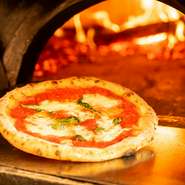 生地をつくる粉、塩、モッツァレラなどのチーズは、イタリアから直送してもらっています。ナポリでも有名な老舗メーカーの物を使用。窯職人がつくった薪窯で香ばしく焼き上げます。
