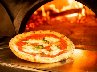 こだわりのピッツァに使うのは、イタリア直送の粉、塩、チーズ