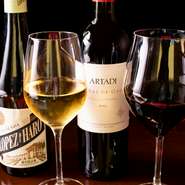 種類豊富なワインは、すべてスペイン産。ワイナリーを現地訪問し、生産者とのコミュニケーションを大切にしながら厳選した銘酒が揃います。ソムリエが常駐しており、スペイン料理とのペアリングを楽しめるのも魅力。