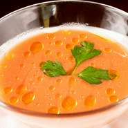 スペインでは「飲むサラダ」と呼ばれるスープ。ジュースは使用せず、契約農家である熊本県「蘇鉄園芸」や市場から直送される季節のフレッシュ野菜を使用しています。その時季ならではの味わいをお楽しみください。