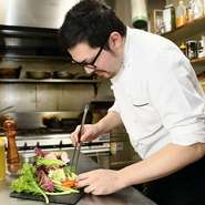 「お店に食事に行く」ということは、誰にとっても非日常的な特別な時間です。この特別な時間を、より思い出深く過ごしてもらえるように、料理と空間つくりを大切にしています。