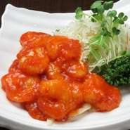 辛さと甘みのバランスが程よい特製のチリソースで仕上げました。大きくてプリプリの食感がたまらないエビと絡み合い、独特の風味も楽しめます。子どもから大人まで大人気です。