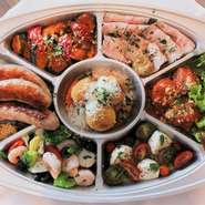 写真は３人前。
南知多ハッピーポークのロースト
イタリアンハンバーグのトマト煮込
モッツァレラとトマトのカプレーゼ、魚介のマリネ
国産豚の粗挽きソーセージ、
色々野菜のカポナータ
トマトとチーズのアランチーニ　　　　　　7種類

￥６４８０（３人前）

※季節、仕入れ状況により,熟成生ハムとフルーツや、
イワシのコンフィなどに、変更する場合があります。

3日前のご注文3日前～承ります。