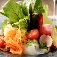 食材選びのポイントは生産者の人柄。「野菜」は、農家の方に直接お会いすることを大切にしています。生産者の考え方や想いは、食材の味として表れてています。