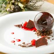 季節ごとに期間限定で開催される【アン グラン】のアシェットデセール。今年のバレンタインは、チョコレートがとろけた温かさと、中に入っているバニラアイスの冷たさがたのしめるデザートをご用意。