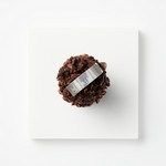 ビターチョコレート生地に塩味の効いたサブレを乗せ、ナッツやカカオニブの食感が楽しいブラウニー
