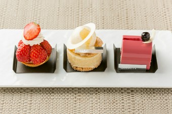 左から『タルト フリュイ』『グラン バニーユ』『フィグ カシス』