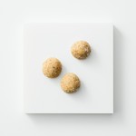 ヘーゼルナッツの香ばしさの中にレモンの爽やかさが香るやさしい食感のボール状サブレ