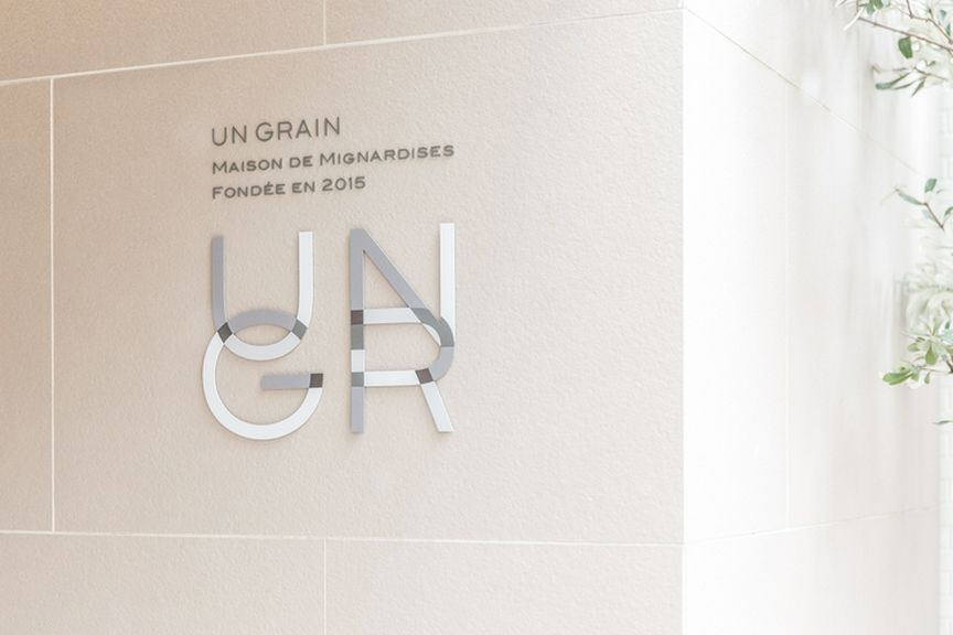 シックなグレーの「UNGR」が目印