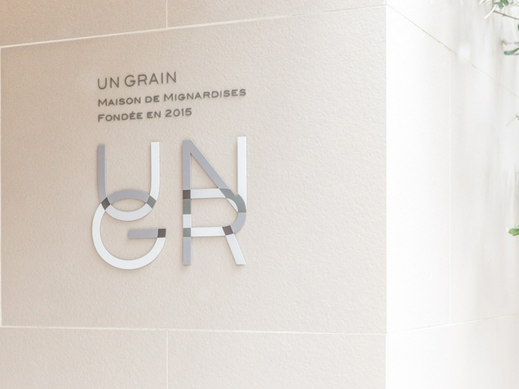 シックなグレーの「UNGR」が目印