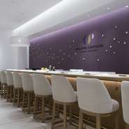 店内はカウンターがメイン。パフェやケーキ、目の前でつくりだされるアシェットデセールをみていると、自ずと会話も弾みます。