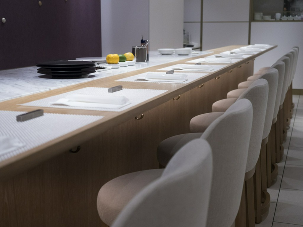 メインはカウンター、おひとり様でも気軽に入れる